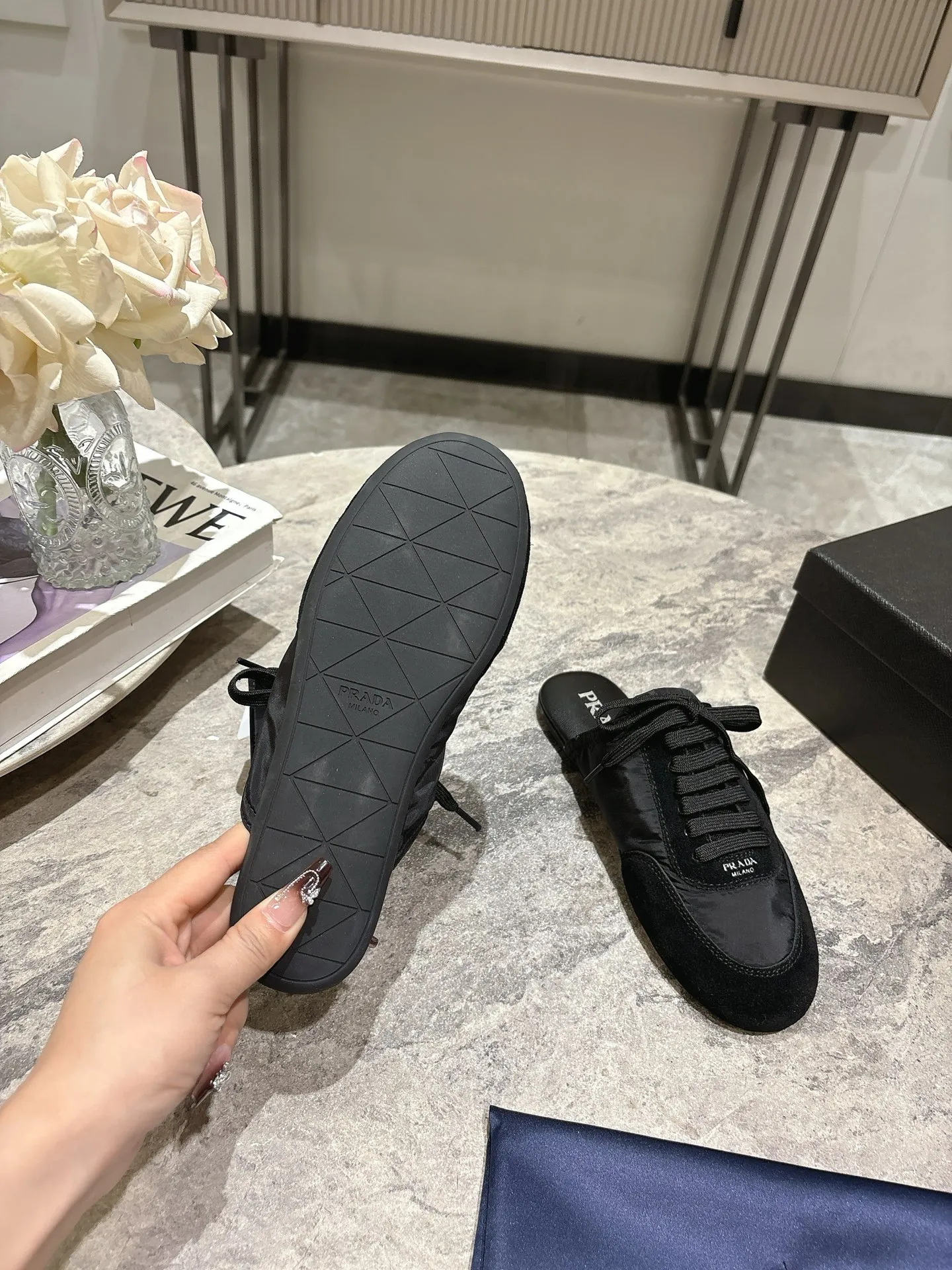 👟👟Ex-factory price 502👟👟 Prada Prada spring and summer show thin-soled moral training shoes for women. The 25ss show style item with the highest export rate. The suede upper has a texture, and the inner sheepskin is wrapped. It is soft and waxy. The insole is thickened with lambskin. It is extremely comfortable to step on, has a sense of support, and feels well wrapped. The shoe shape is full of wrapping, light, easy to wear and practical, a casual shoe, original molded rubber outsole Size: 35-39 (40 41 customized, non-refundable)